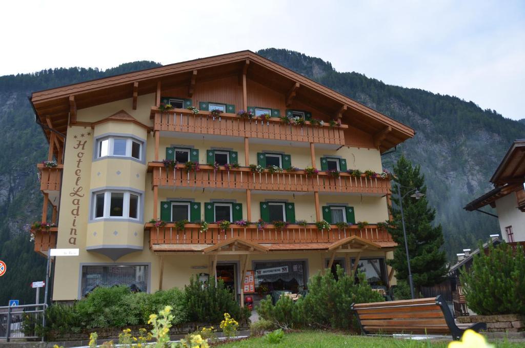 Hotel Ladina Campitello di Fassa Exterior foto