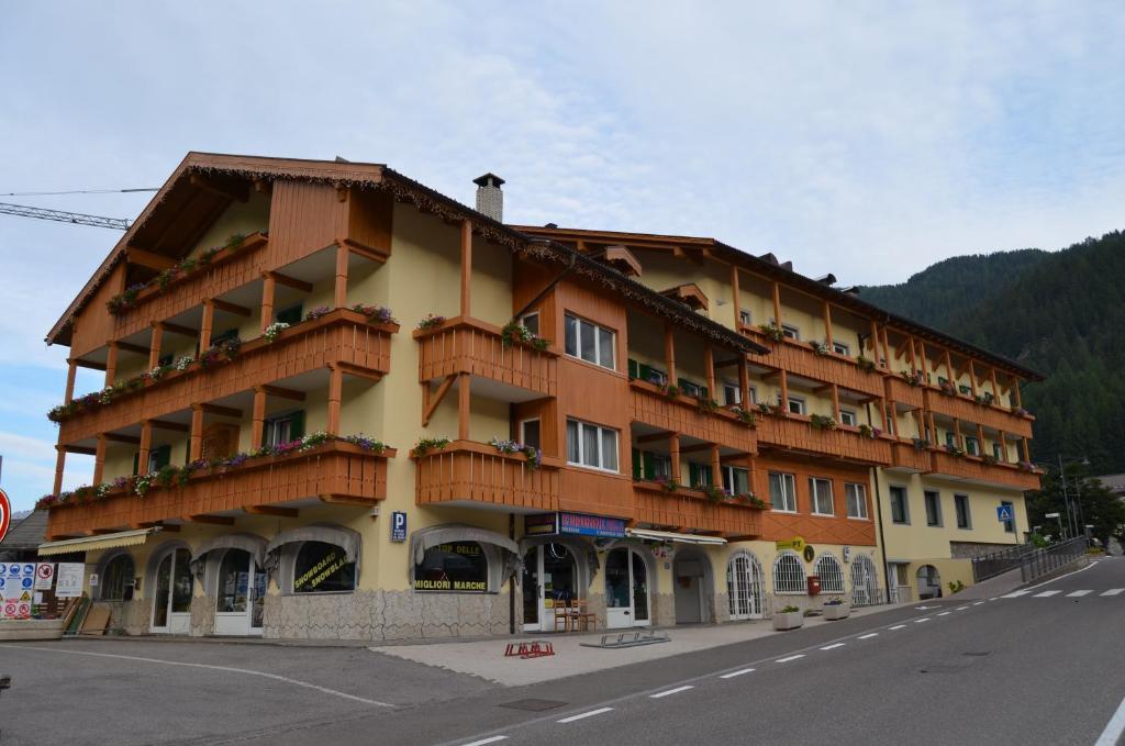 Hotel Ladina Campitello di Fassa Exterior foto