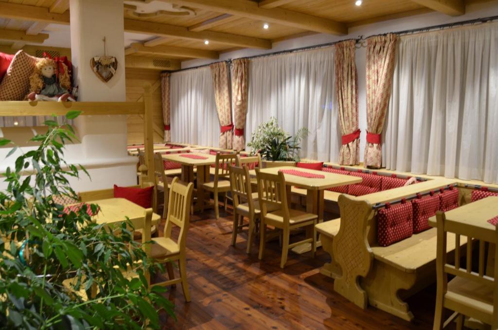 Hotel Ladina Campitello di Fassa Exterior foto