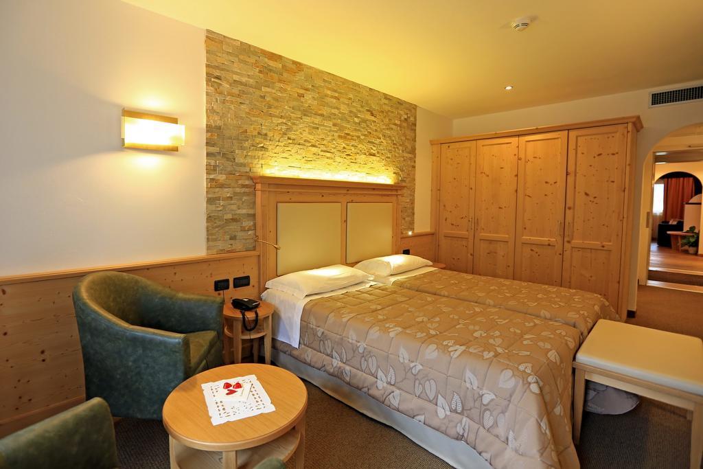 Hotel Ladina Campitello di Fassa Habitación foto