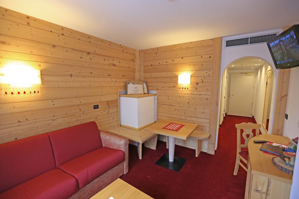 Hotel Ladina Campitello di Fassa Habitación foto