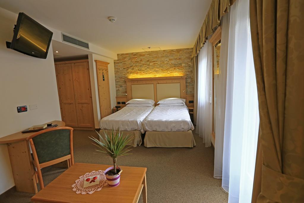 Hotel Ladina Campitello di Fassa Habitación foto