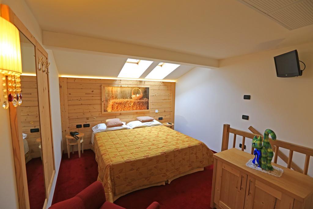 Hotel Ladina Campitello di Fassa Habitación foto
