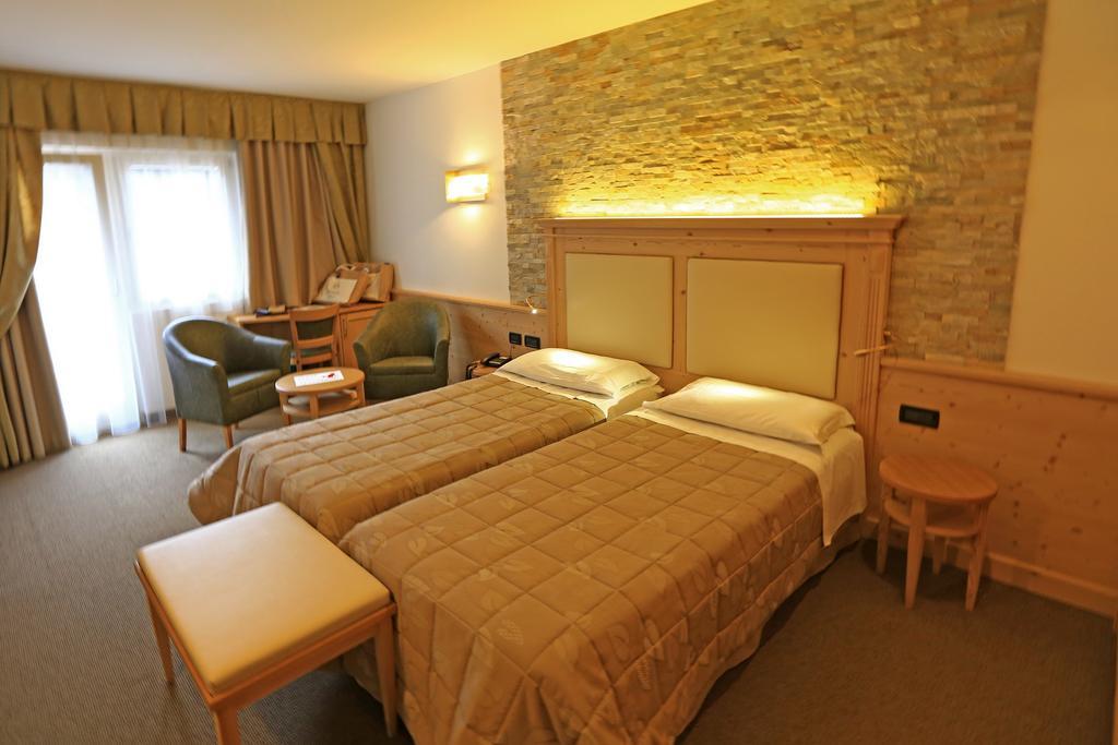 Hotel Ladina Campitello di Fassa Habitación foto