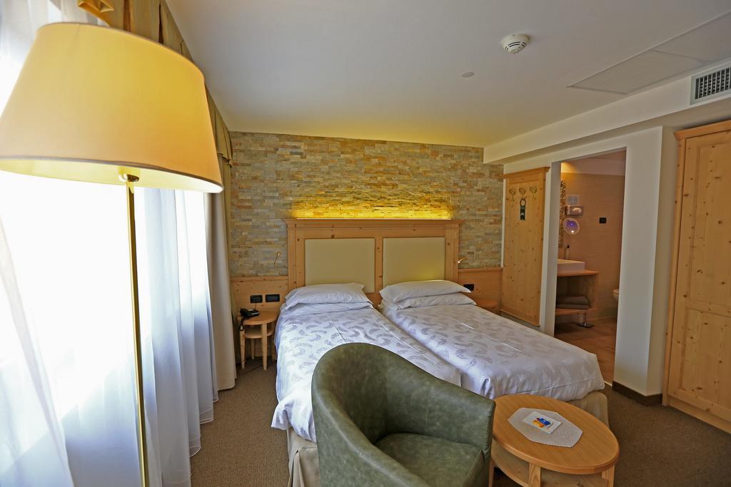 Hotel Ladina Campitello di Fassa Habitación foto