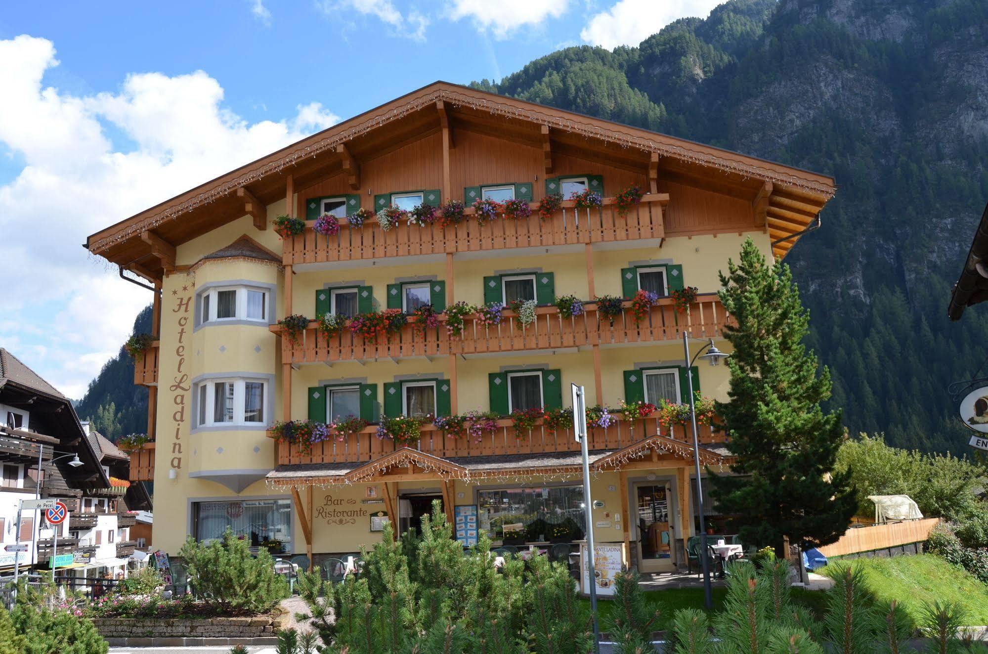 Hotel Ladina Campitello di Fassa Exterior foto