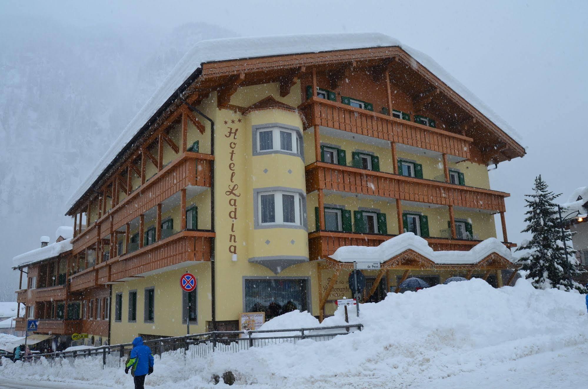 Hotel Ladina Campitello di Fassa Exterior foto